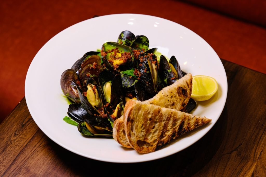 Mussels in broth with grilled sourdough
